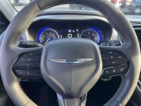 Certified 2025 Chrysler Pacifica Limited image 14