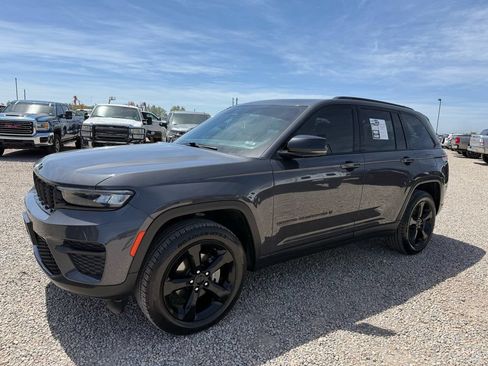 Used 2023 Jeep Grand Cherokee Altitude AWD/4WD image 5