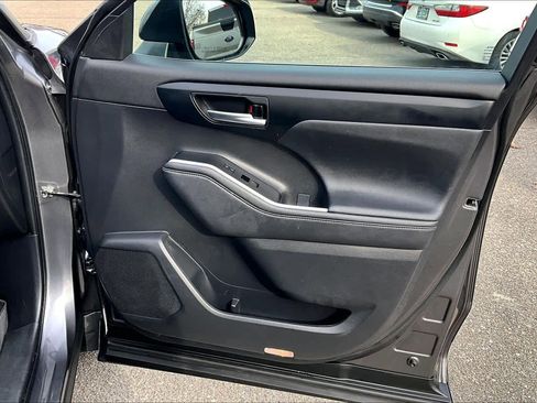 Used 2023 Toyota Highlander XLE image 22