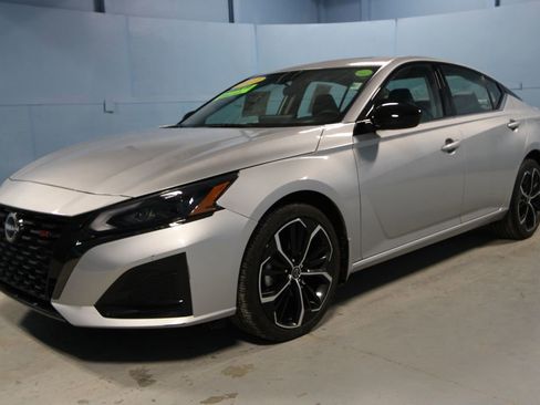 Used 2023 Nissan Altima 2.5 SR w/ SR Premium Package image 26