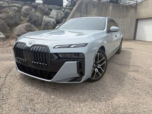 Used 2025 BMW i7 eDrive50 w/ M Sport Package RWD image 2
