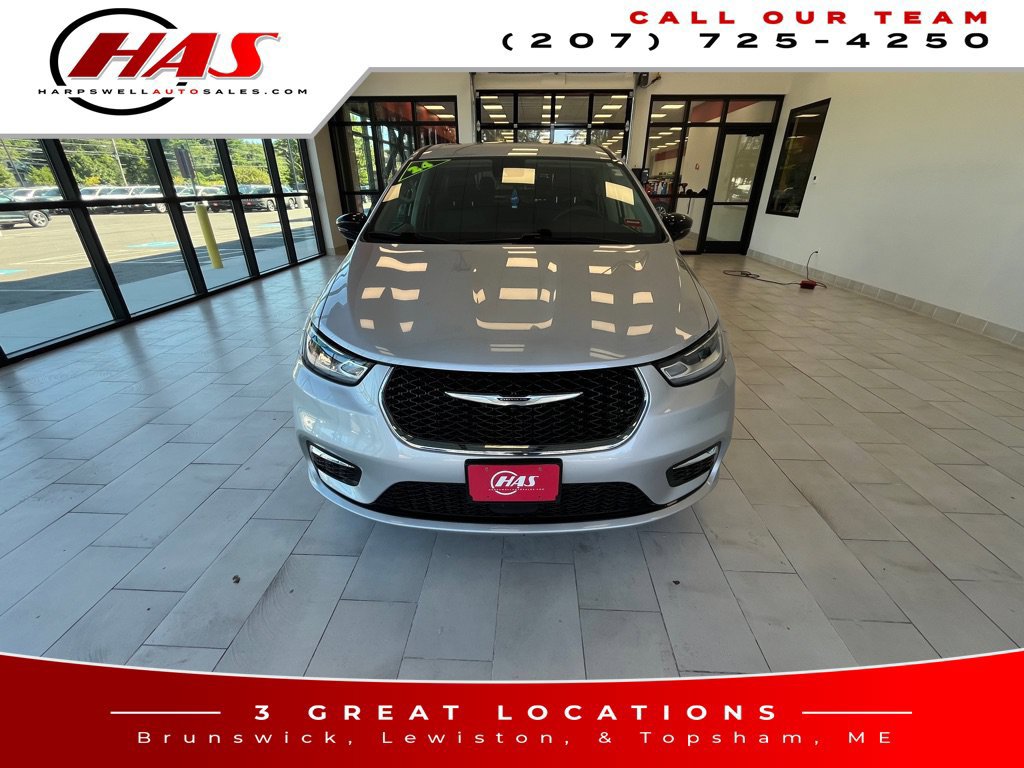 Used 2024 Chrysler Pacifica Touring-L FWD image 10