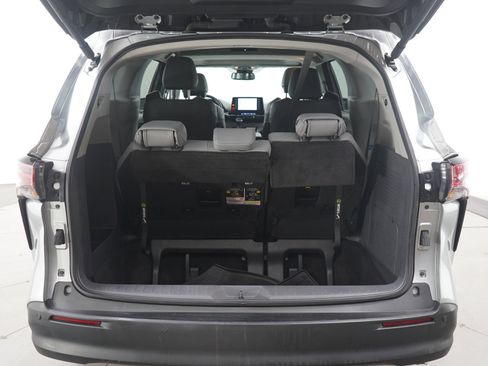 Used 2022 Toyota Sienna XLE image 17
