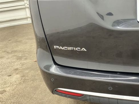 Used 2023 Chrysler Pacifica Limited image 10