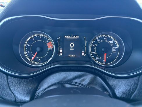 Used 2019 Jeep Cherokee Latitude Plus w/ Comfort/Convenience Group image 10