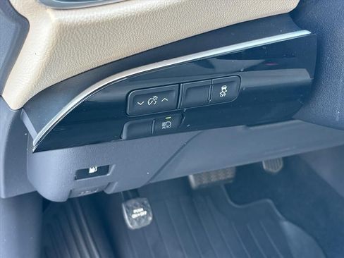 Used 2017 Toyota Prius Four FWD image 7