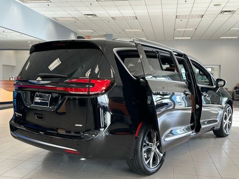 New 2026 Chrysler Pacifica Pinnacle image 5