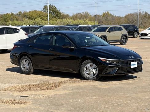 New 2026 Hyundai Elantra SE image 2