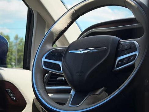 Used 2017 Chrysler Pacifica Limited w/ UConnect Theater Package FWD image 21