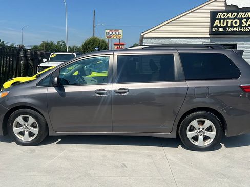 Used 2018 Toyota Sienna LE w/ Carpet Mat Package image 8