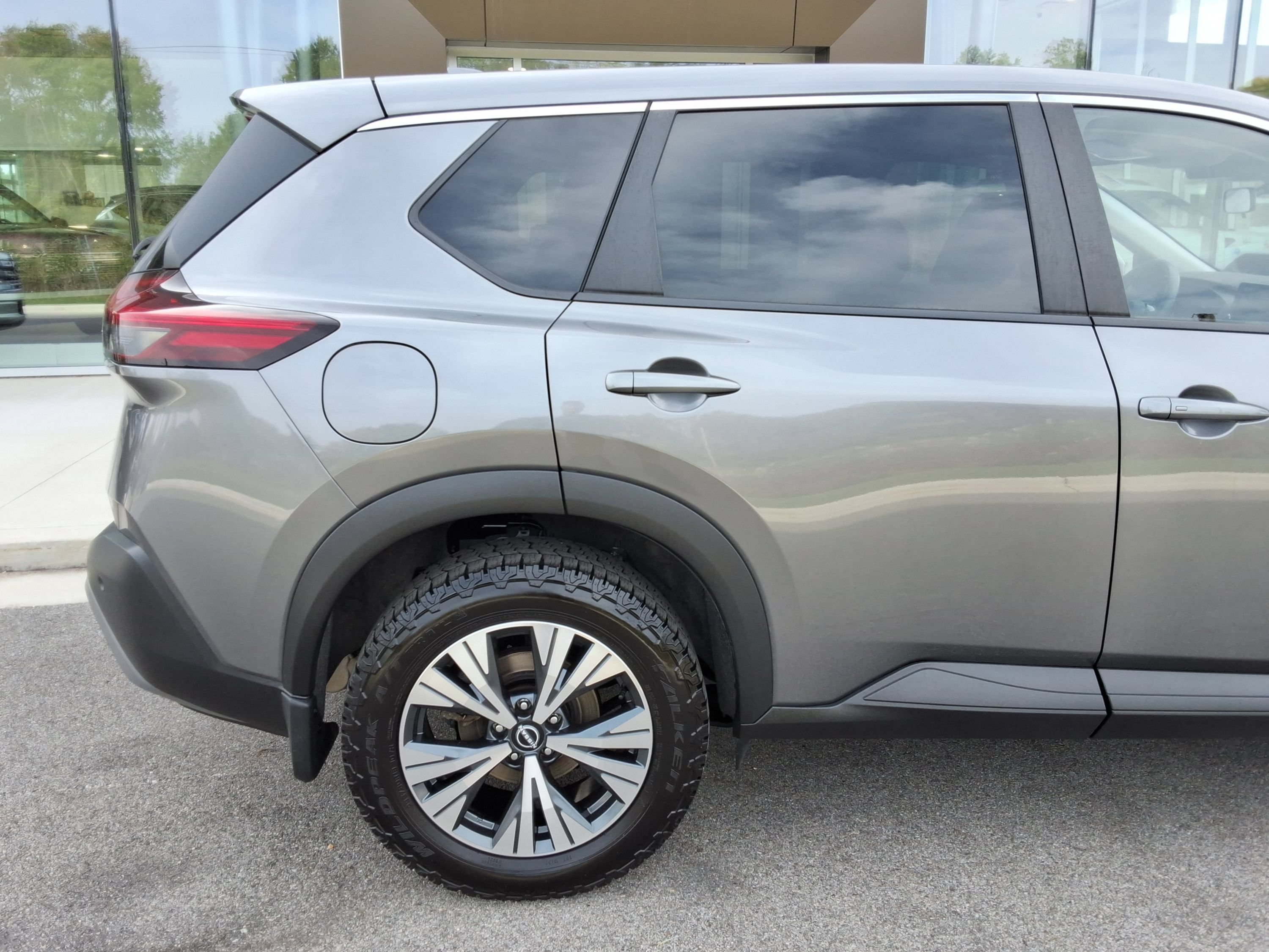 Used 2023 Nissan Rogue SV AWD/4WD image 14
