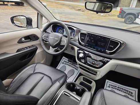 Used 2024 Chrysler Pacifica Touring-L image 44