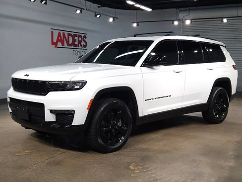 Used 2024 Jeep Grand Cherokee L Limited w/ Black Appearance Package AWD/4WD image 3
