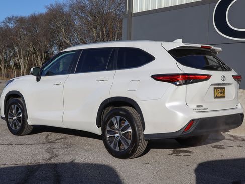 Used 2023 Toyota Highlander XLE image 6