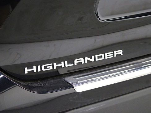 Used 2024 Toyota Highlander XLE AWD/4WD image 47