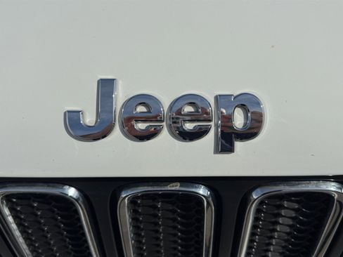 Used 2018 Jeep Renegade Latitude FWD image 9