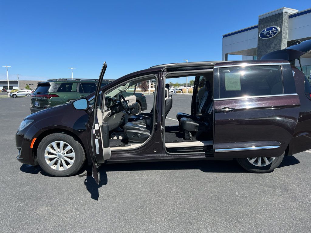Used 2017 Chrysler Pacifica Touring-L FWD image 37