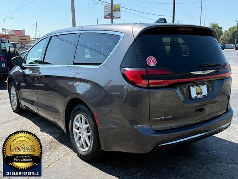 Used 2023 Chrysler Pacifica Touring-L FWD image 7