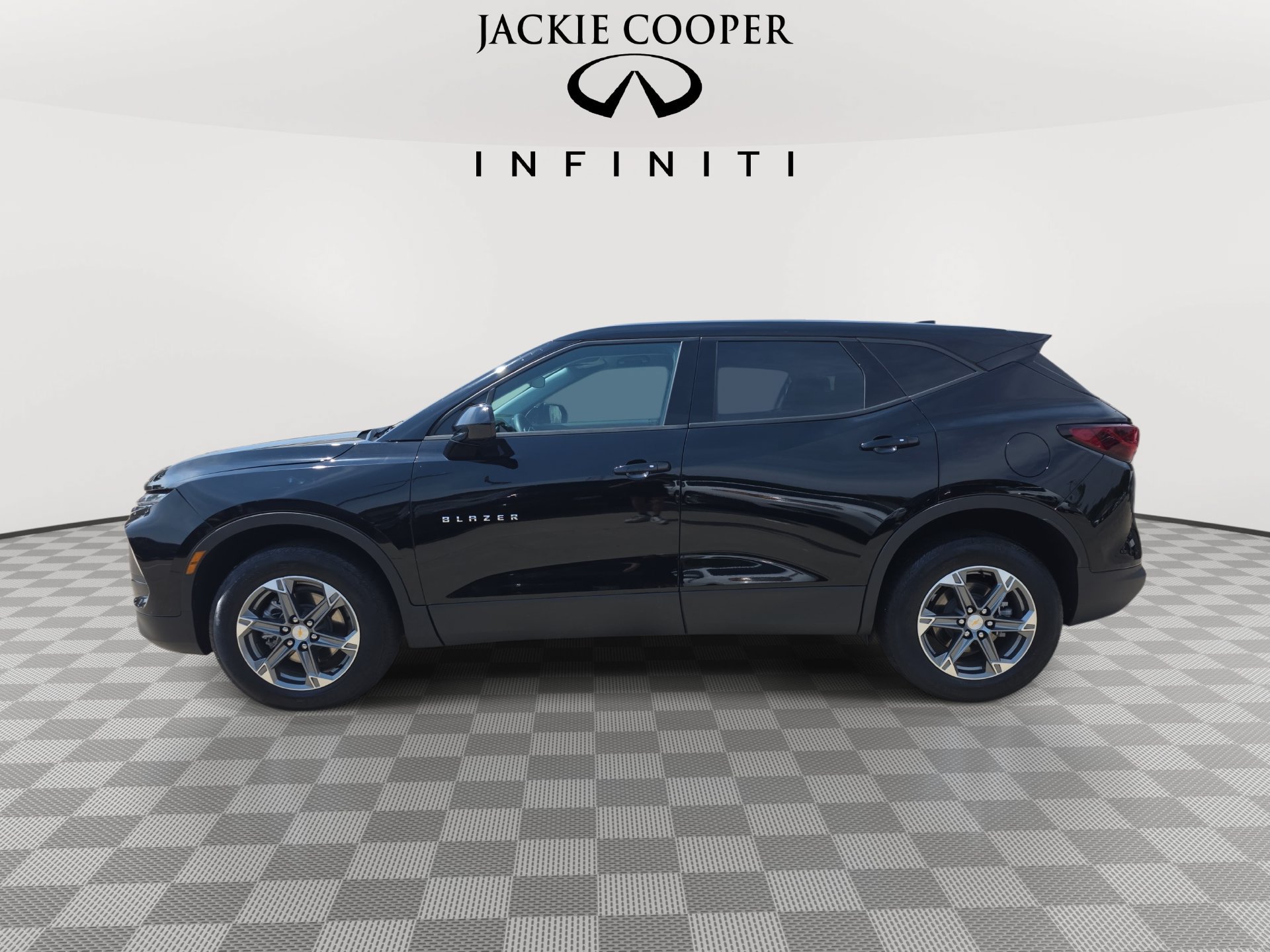 Used 2025 Chevrolet Blazer LT FWD image 8