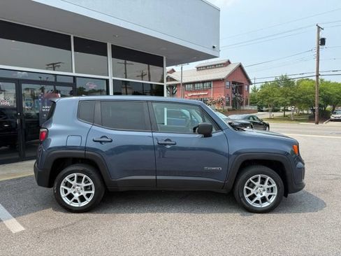 Used 2023 Jeep Renegade Latitude AWD/4WD image 8
