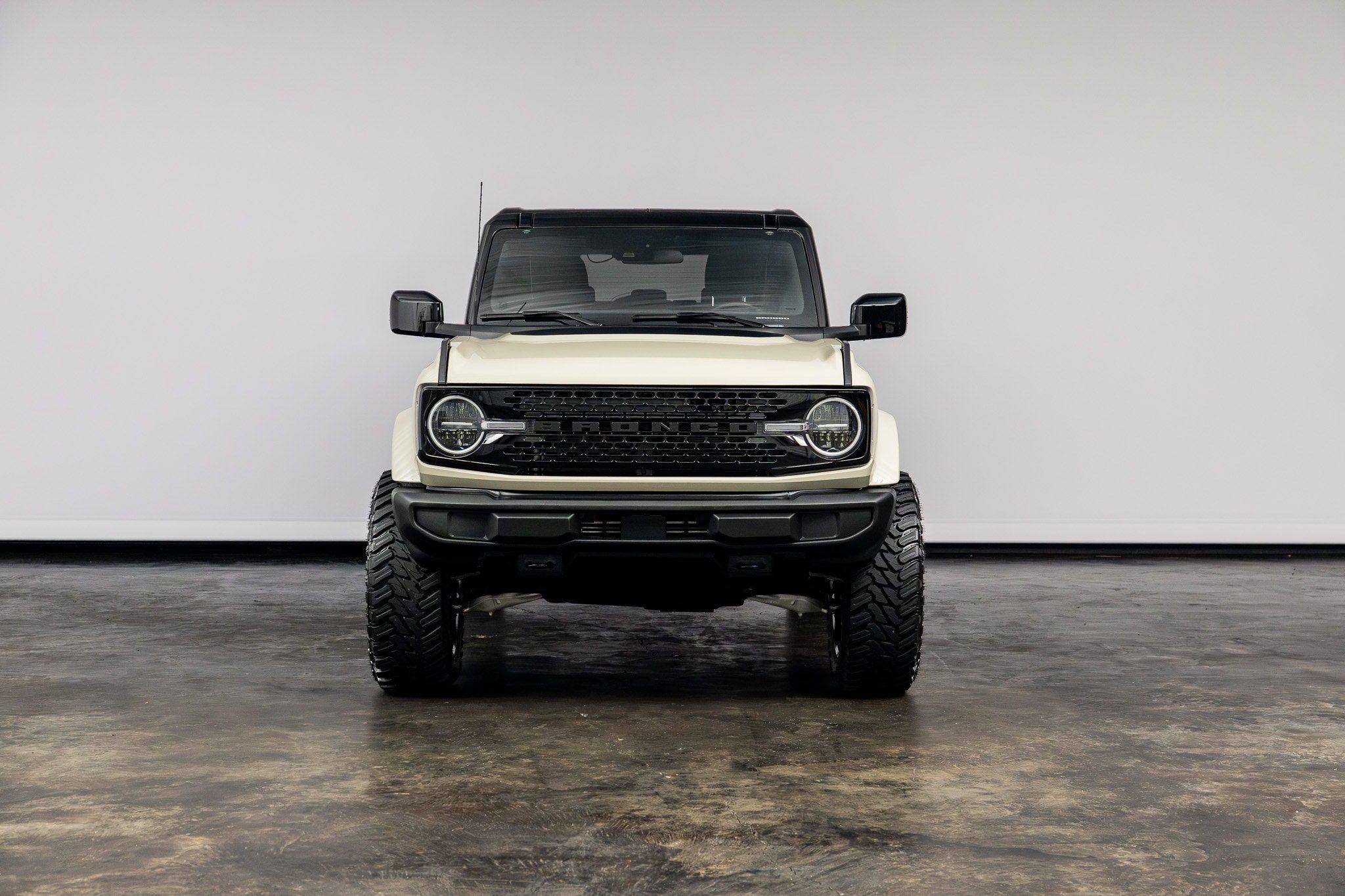 Used 2025 Ford Bronco Outer Banks AWD/4WD image 2