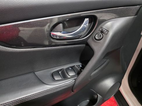 Used 2017 Nissan Rogue SV image 12