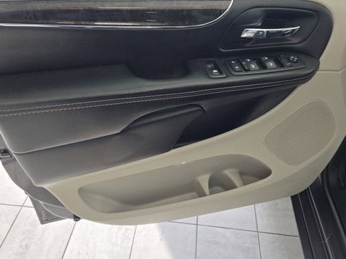Used 2015 Chrysler Town & Country Touring w/ Driver Convenience Group image 18