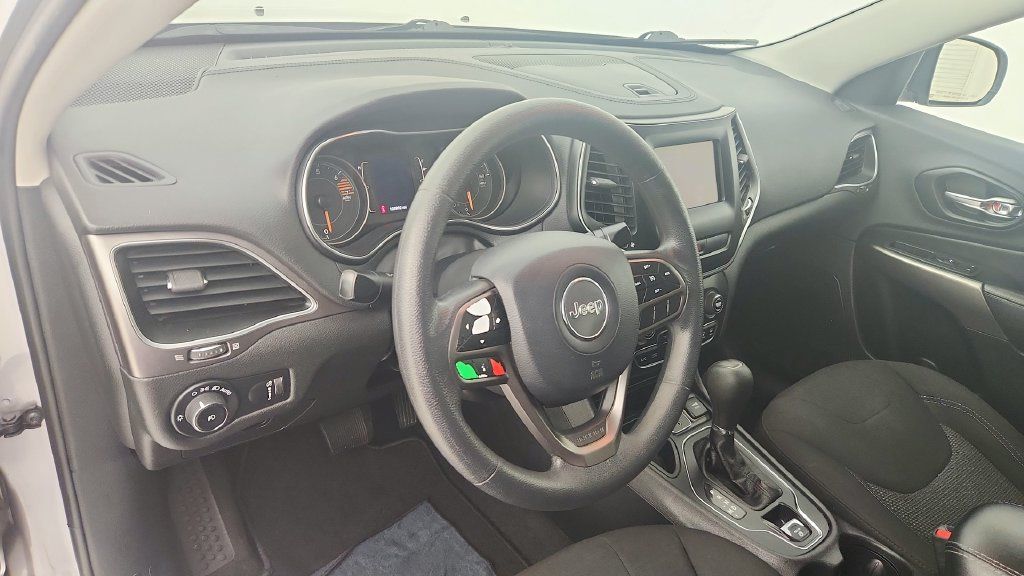 Used 2019 Jeep Cherokee Latitude w/ Popular Appearance Group FWD image 13