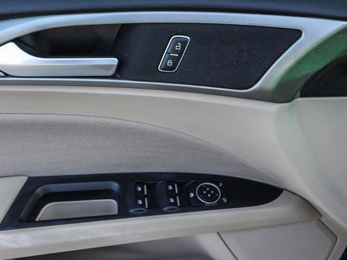 Used 2018 Ford Fusion SE image 31