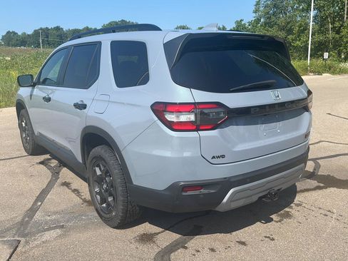 Used 2025 Honda Pilot TrailSport image 3