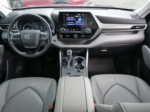 Used 2021 Toyota Highlander XLE FWD image 31