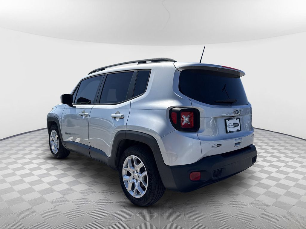 Used 2018 Jeep Renegade Latitude FWD image 6