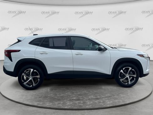 Used 2025 Chevrolet Trax RS FWD image 8