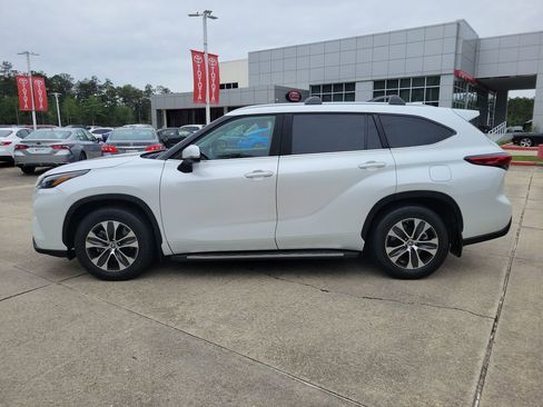 Used 2023 Toyota Highlander XLE image 2