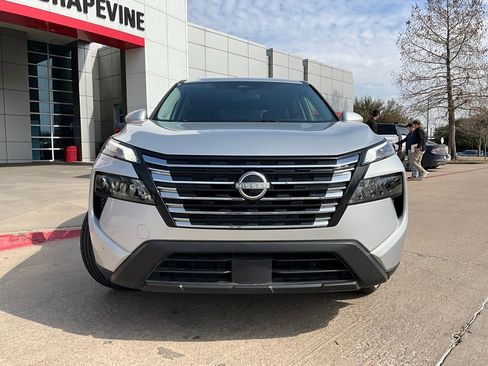 Used 2025 Nissan Rogue SV image 3