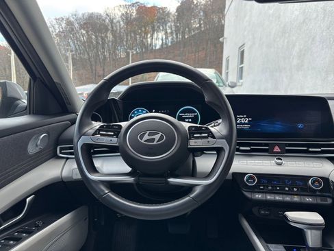 Used 2025 Hyundai Elantra Limited image 33