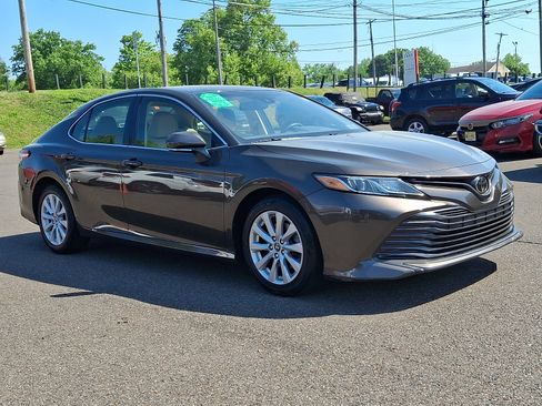 Used 2018 Toyota Camry LE w/ Convenience Package FWD image 3