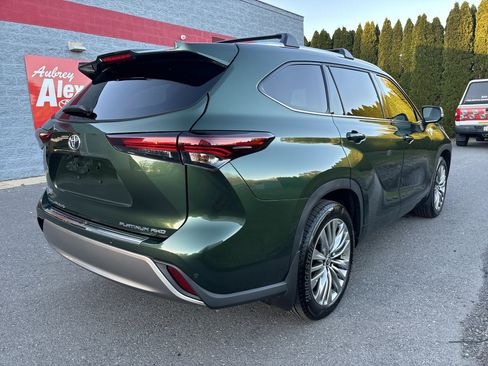 Used 2024 Toyota Highlander XLE image 3