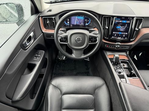 Used 2023 Volvo XC60 B5 Plus image 17