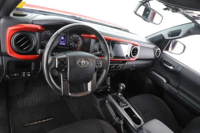 Used 2017 Toyota Tacoma TRD Off-Road w/ Premium & Technology Package AWD/4WD image 17