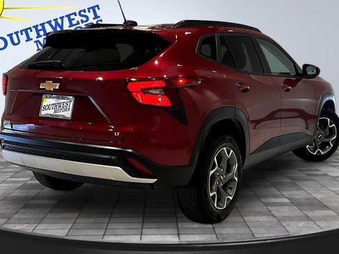 Used 2025 Chevrolet Trax LT FWD image 7