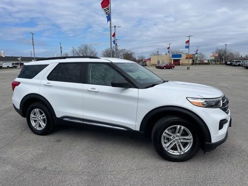 Used 2023 Ford Explorer XLT image 2