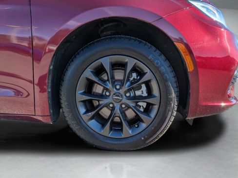 Used 2021 Chrysler Pacifica Touring-L w/ Uconnect Theater Family Group image 13