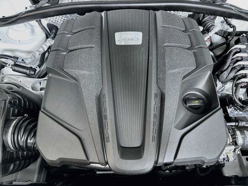 Certified 2025 Porsche Macan S AWD/4WD image 31