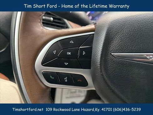 Used 2018 Chrysler Pacifica Limited w/ Tire & Wheel Group FWD image 16