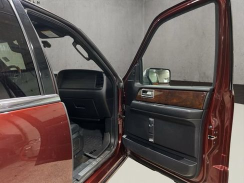 Used 2015 Lincoln Navigator L 4WD image 19