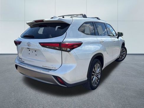 Used 2022 Toyota Highlander Platinum AWD/4WD image 4