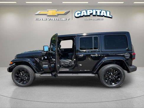 Used 2022 Jeep Wrangler Unlimited Sahara AWD/4WD image 9