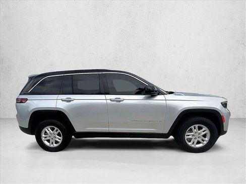Used 2025 Jeep Grand Cherokee Laredo w/ Luxury Tech Group I RWD image 3