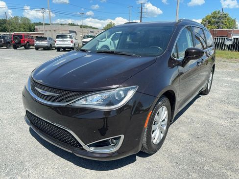 Used 2019 Chrysler Pacifica Touring-L FWD image 1